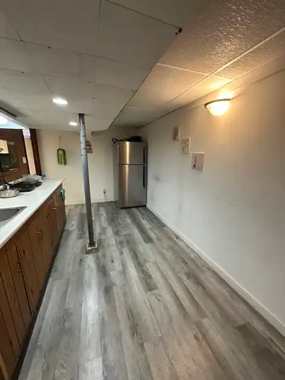 10 mins walk to University of Manitoba. 1 min walk to bus stop. Walking distance to university Manit...