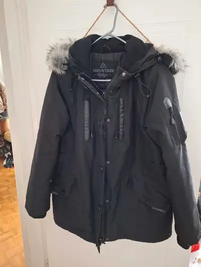 Manteau hiver noir grandeur large très propre