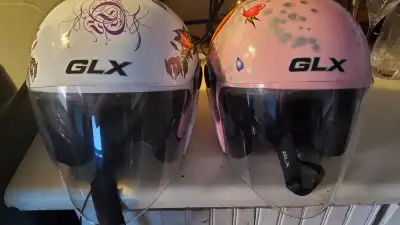 2 casques GLX vitrés pour femme ou enfant jamais portés un rose et un blanc avec poches de transport...