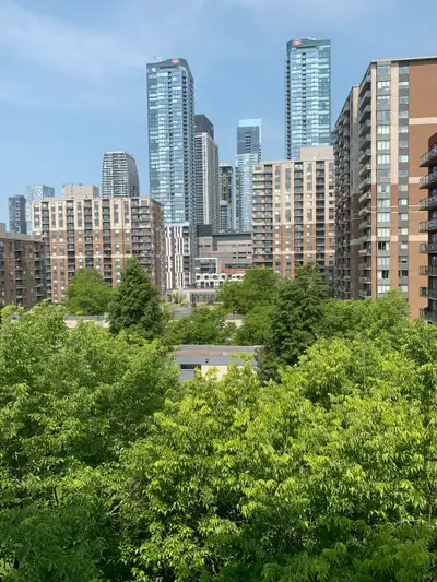 Beautiful 2-Bedroom Downtown + Parking + Locker