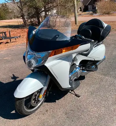 2014 Victory Vision Tour with extremely low kms. Less than 8,000 original kms. Asking $10,500 OBO.