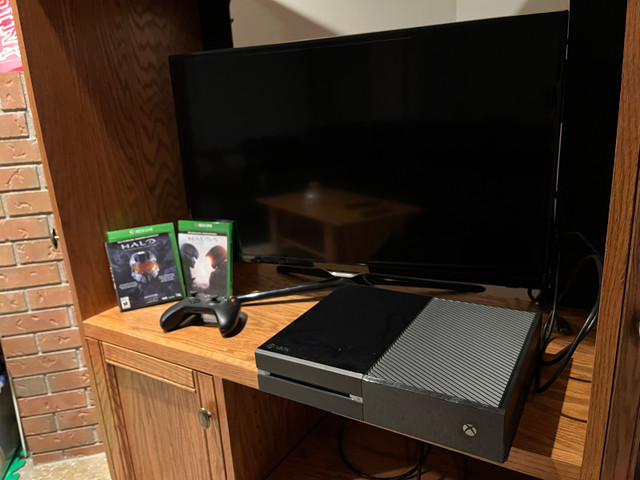 Xbox one + 2  halo games + 32” Samsung tv in XBOX One in Calgary - Image 3