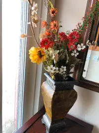 Vase décoratif et fleurs