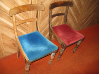 2 chaises antiques partiellement décapées.