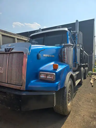 C15 Cat Engine - Rebuilt at 900 ,000 KM Runs well, no issues with the transmission nor engine.