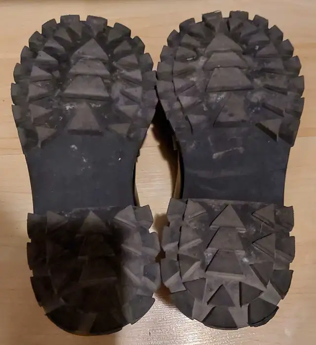 Black Steve Madden Women shoes size 8 with chain style decoratio in Women's - Shoes in Peterborough - Image 5