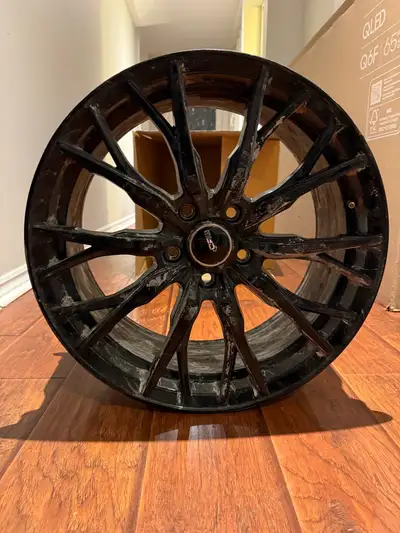18 inch rim. Has a crack in it.