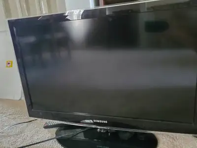 Samsung 32" tv, model UN32C4000 Used but in good shape. Daughter used it with her Playstation for ga...