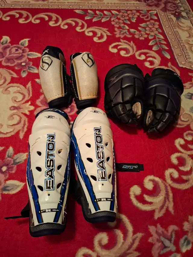 Kids hockey equipment lot in Hockey in Cambridge - Image 2