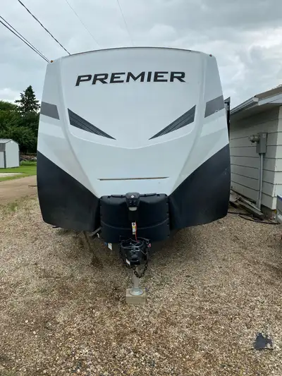 2022 CAMPER ! LIKE NEW !! LET THE FUN BEGIN!! LOOK NO FURTHER!! ! A clean well looked after camper,...