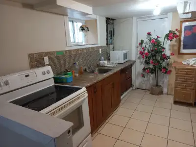 Step to subway Yonge and Sheppard furnished room short term rent . Share kitchen ,laundry and bathro...