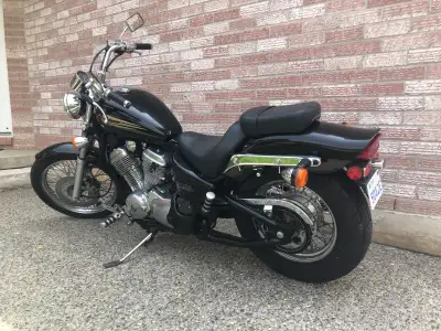 This is a project bike. Air filter removed, velocity stack installed. Original handle bars swapped f...