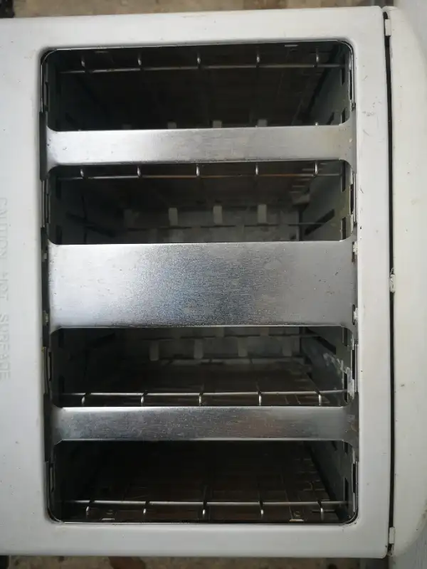 4-slices Toaster in Toasters & Toaster Ovens in City of Toronto - Image 3
