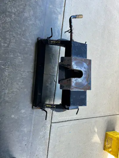 I have a 20K Hijacker fifth wheel hitch with rails and mounting hardware for a 4th gen Dodge. Reason...