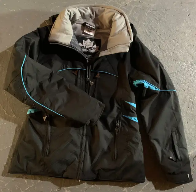 Avalanche winter jacket / manteau d'hiver Avalanche in Women's - Tops & Outerwear in Sherbrooke - Image 2