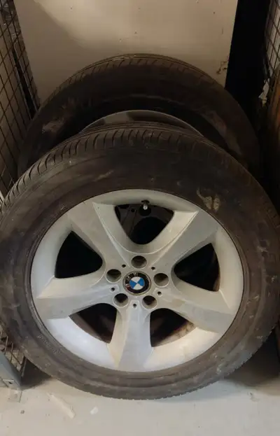Vente rapide – roues OEM de BMW X5 avec pneus ete Bridgestone runflat (255/55R18). Les pneus ont env...
