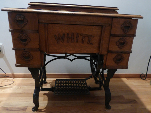 Antique white sewing machine oak cabinet 1906's - 1908's in Arts & Collectibles in Parksville / Qualicum Beach