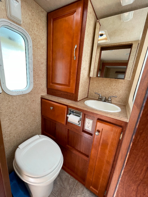 Arctic Fox 1150 4 season dry bath truck camper | Travel Trailers