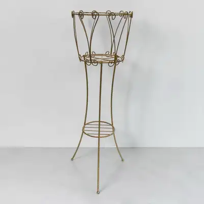 Support à plantes vintage sur pied en métal doré, avec joli travail de fil torsadé et volutes décora...