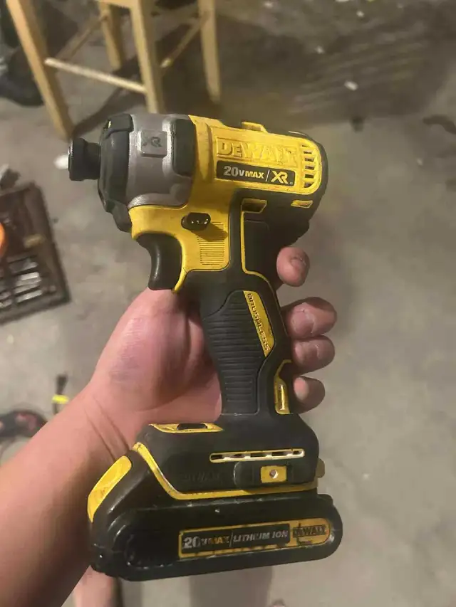 DeWalt 3 speed drill n Battery in Power Tools in Calgary - Image 2