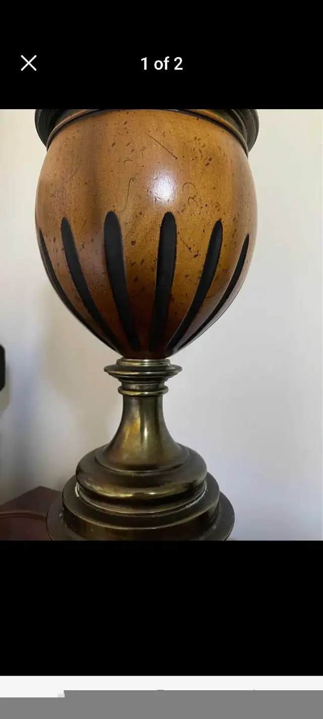 MID CENTURY LAMP. ART DECO LAMP. WALNUT LAMP. in Arts & Collectibles in City of Toronto - Image 3