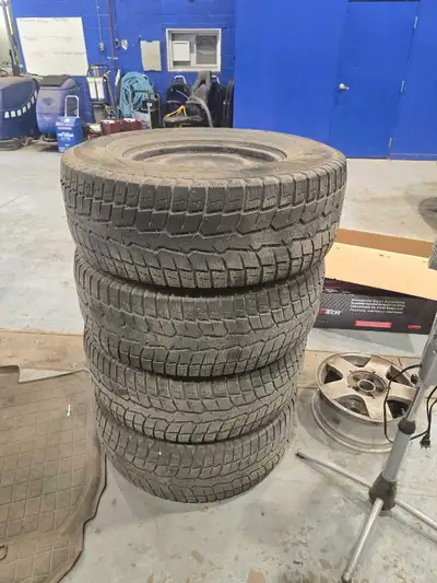 4 pneus toyo observe gsi6 285/70R17 avec rims et sensor pour jeep gladiator ou wrangler!! Etait sur...