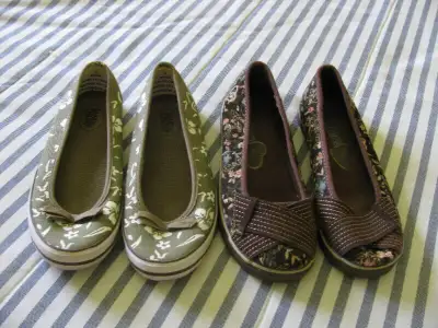 Une paire de marque Skechers en velours cordé brun à motif de type ballerine, pointure 5 et l'autre...