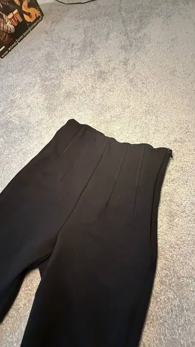 Black high-waisted trousers. Excellent condition. Zipper closure. Stretchy material. Perfect for a n...