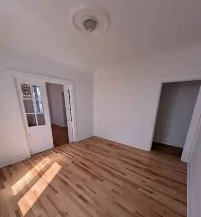 Grand logement 4 1/2 à louer à Shawinigan G9N 2K9, au 3e étage d’un immeuble à 3 étages. Tres illumi...