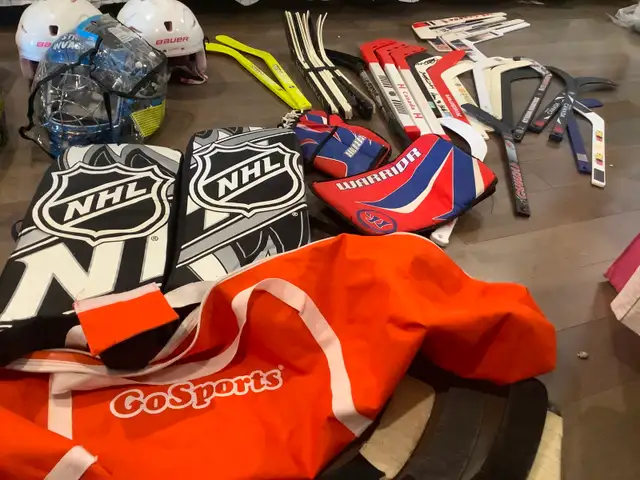 Goalie and hocHelmets, skates, mini sticks anfequipment, in Hockey in St. Catharines - Image 3