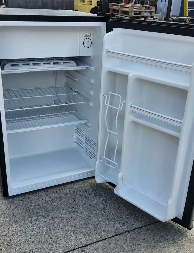 Small fridge chef (w20"/d22"/ h32"). in Refrigerators in Mississauga / Peel Region - Image 5