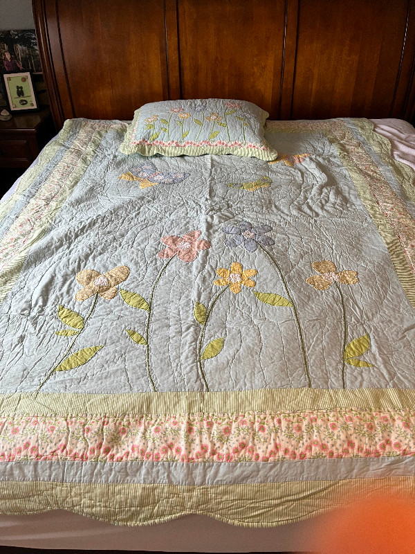 Courte pointe pour fille ( lit simple) in Bedding in Laval / North Shore