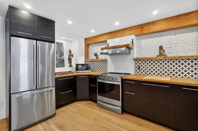 Superbe appartement offrant une superficie d'environ 904 pieds carrés. Situé au rez-de-jardin, cet a...