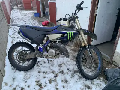 Selling my 2022 Yamaha YZ125. The bike runs strong, starts easily, and shifts clean through all gear...