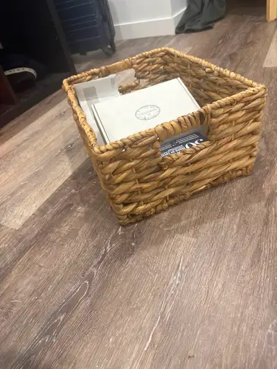 Je quitte le Québec et cherche à vendre plusieurs articles. Couette taille queen 90$ Machine à café...