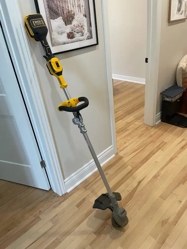 DeWalt Taille bordure in Lawnmowers & Leaf Blowers in City of Montréal - Image 2