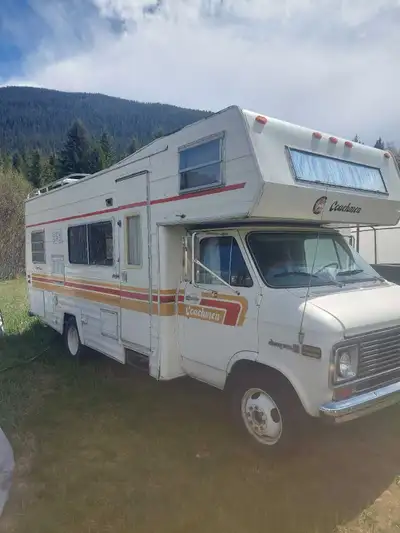 1976 Chevy Coachmen leprechaun 22.5ft mini motor home is a classic class c rv built on a Chevrolet c...