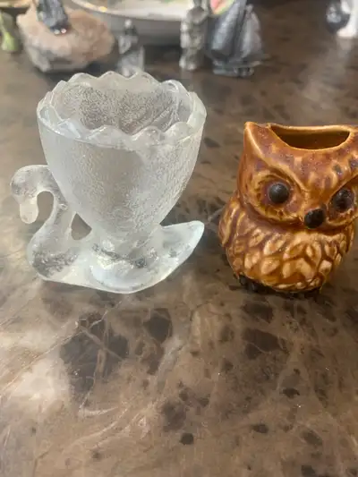This adorable set includes a delicate glass swan egg cup and a charming ceramic owl figurine. Both p...