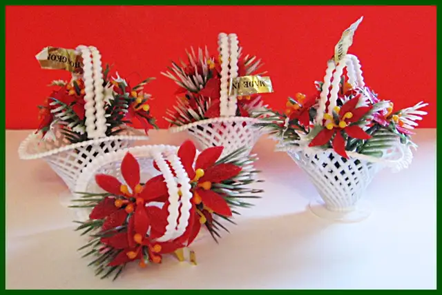 4 Plastic Mini Basket Ornaments Christmas Floral Arrangements in Holiday, Event & Seasonal in Oshawa / Durham Region - Image 3