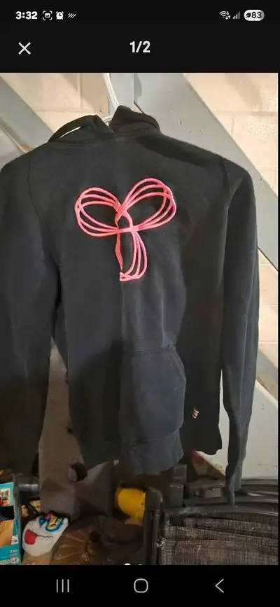 This is a TNA Hoodie in size medium. The hoodie is in good condition, perfect for keeping cozy on co...