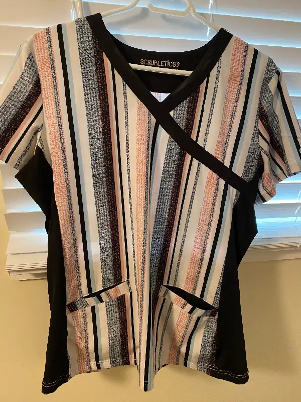 Scrubletics scrub top in Women's - Tops & Outerwear in Calgary - Image 2