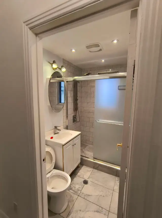 Grand 6-1/2 sur 2 étages, 2 salles de bain dans Parc-Extention in Long Term Rentals in City of Montréal - Image 16