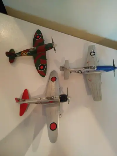 Trois maquettes d’avion de la Seconde guerre mondiale avec base et hélice rotatives: Gris et blanc H...