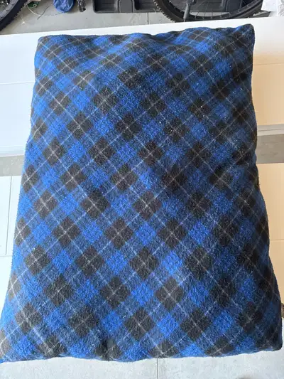 This pre-loved blue and black plaid patterned dog bed is ready to provide a cozy spot for your furry...