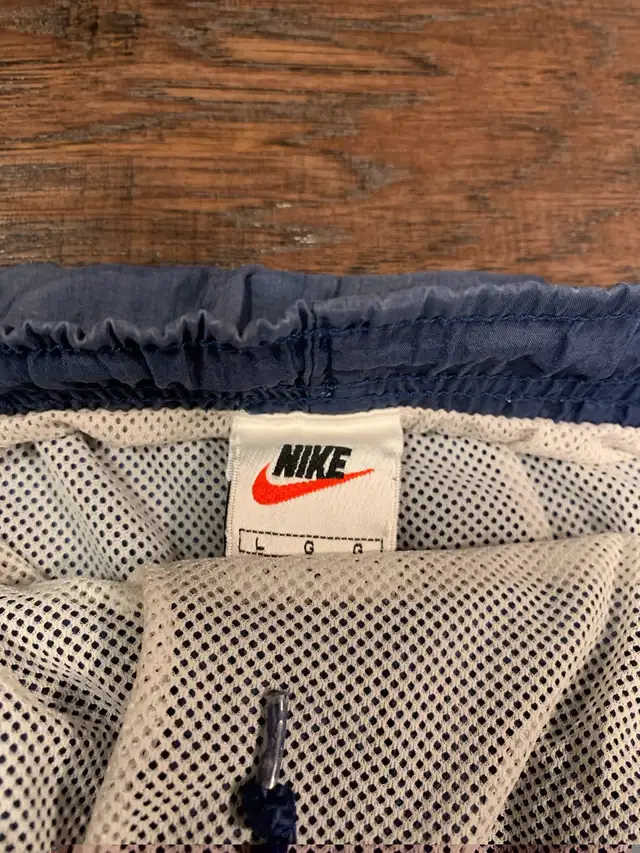 90s NIKE SHORTS SIZE LARGE  in Men's in Mississauga / Peel Region - Image 4