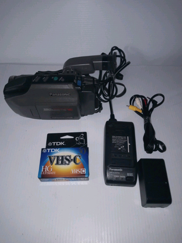Panasonic PV- L557D-K Palnsight Palmcorder VHS-C Player Transfer dans Autre  à Ville de Montréal