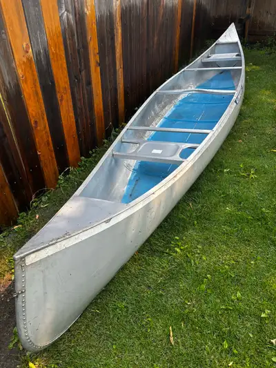 Durable Alumacraft QTL 17 heat treated riveted aluminum canoe. Great shape. The hull has three inter...
