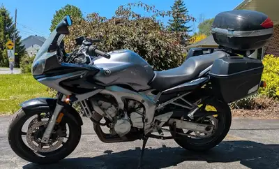 Yamaha FZ6 2005 51106 km moteur en ligne 4 cylindre 600cc (Petite plaque). Nouvelles chaines et spro...