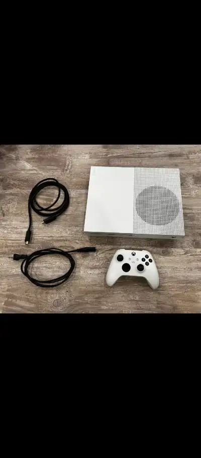 Comprend, (1) console de jeux vidéo xbox one S. (1) manette. (1) câble d'alimentation. (1) câble HDM...