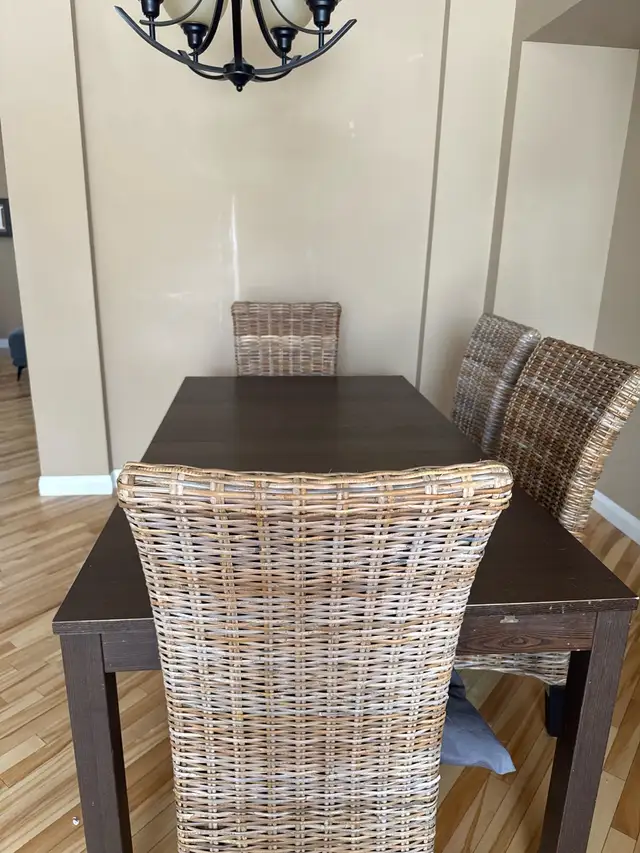 dinner table in Dining Tables & Sets in Calgary - Image 3